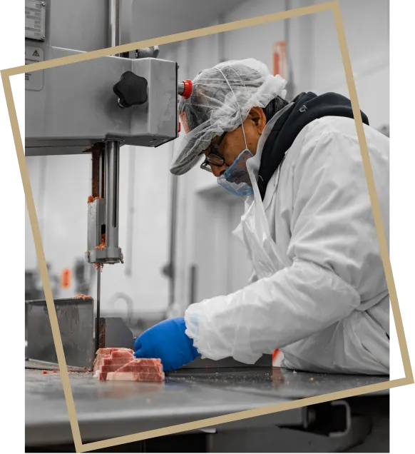 Técnico porcionando carne en planta inspeccionada por USDA